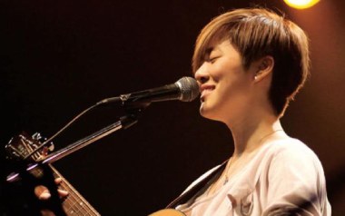 Fly吉他谱_岑宁儿_C调指法原版弹唱谱_图片六线谱